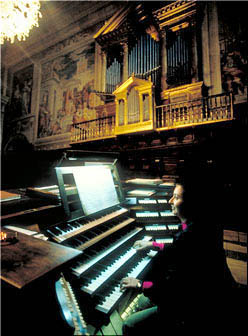 Pilar Cabrera during concert.
