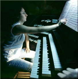 Pilar Cabrera rehearsing RIFF-RAFF with 12.000 pipes !