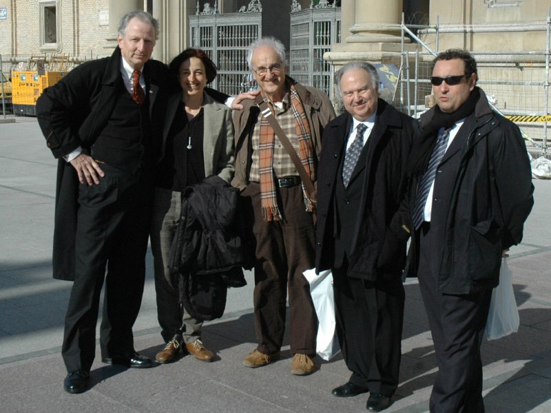       José María Arrizabalaga con su hija Eva,
    José Luis González Uriol con Javier Artigas
  y el autor de este reportaje, M. Reckling (izq).